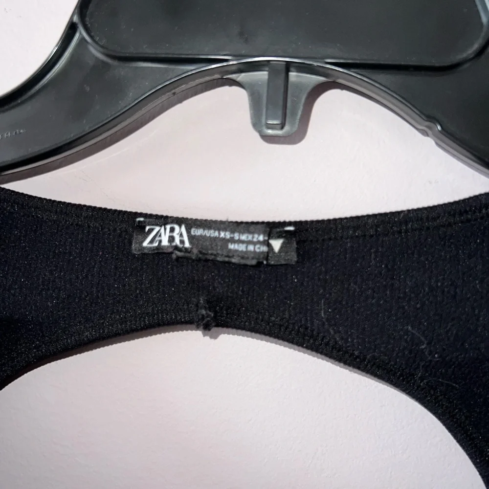 Black Long Sleeve Crop Top Black long sleeve ribbed cropped top Zara XS